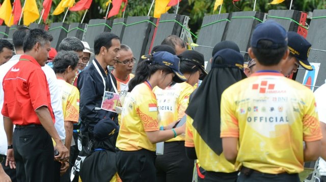 Jokowi melihat tata cara memanah. (Foto: Dok. Biro Pers Istana)