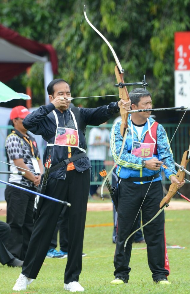 Jokowi mengisi hari Minggunya dengan memanah. (Foto: Dok. Biro Pers Istana)