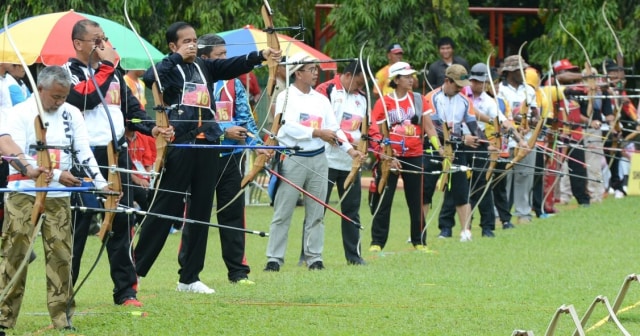 Jokowi memulai aksi memanahnya. (Foto: Dok. Biro Pers Istana)