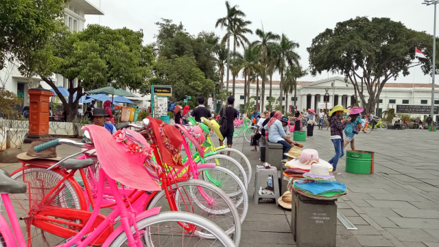 Sepeda dan atribut yang disewakan di Kota Tua (Foto: Aprilandika Pratama/kumparan)
