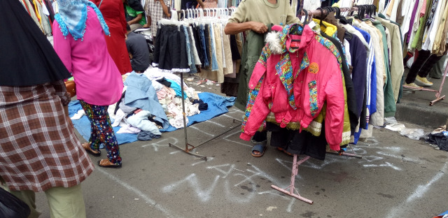 Pedagang pakaian mulai berjualan. (Foto: Teuku Muhammad Valdy Arief/kumparan)