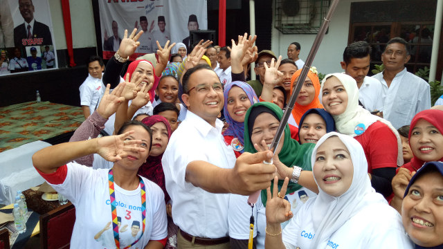 Anies foto selfie dengan warga di Lubang Buaya (Foto: Wandha Hidayat/kumparan)