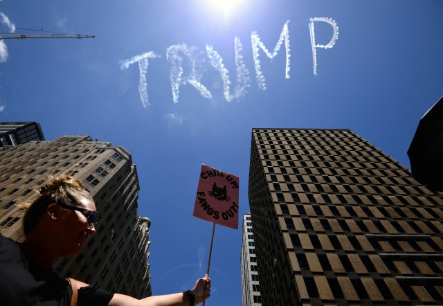 Nama Trump 'mengangkasa' di Sydney. (Foto: Dan Himbrechts/Reuters)