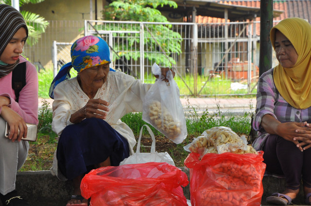 Nenek Saidah dan dagangannya. (Foto: Kevin Kurnianto/kumparan)