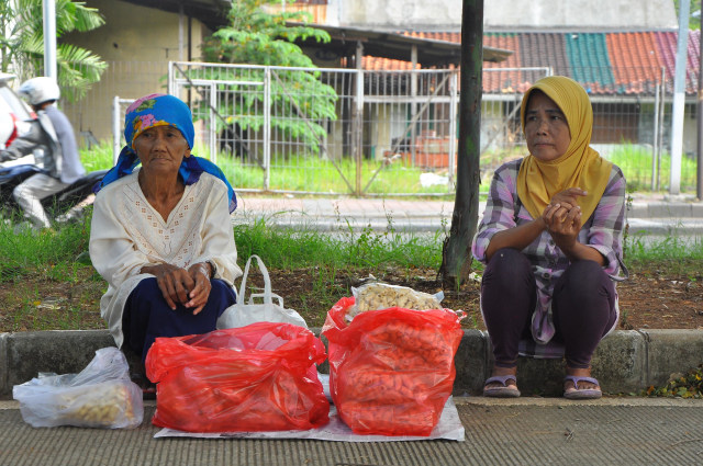 Nenek Saidah setia menunggu pelanggan. (Foto: Kevin Kurnianto/kumparan)