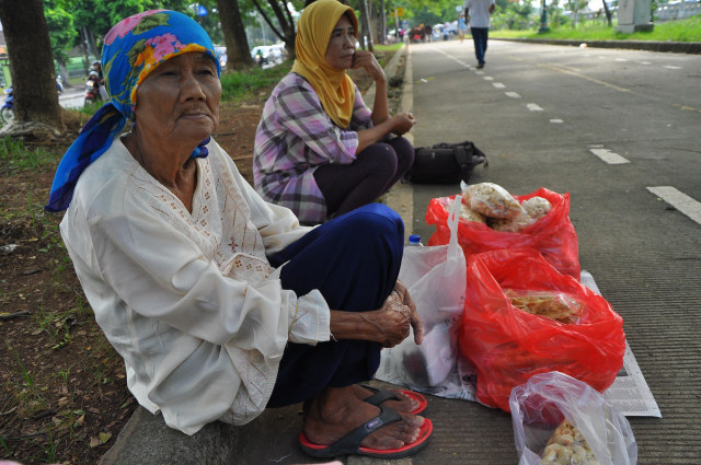 Nenek Saidah dan dagangan empingnya. (Foto: Kevin Kurnianto/kumparan)