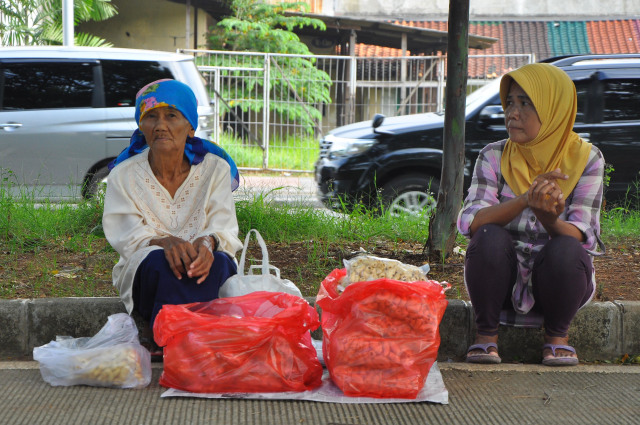 Nenek Saidah menjaga dagangan empingnya. (Foto: Kevin Kurnianto/kumparan)