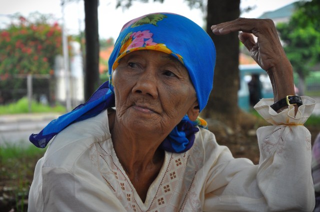 Nenek Saidah tak kenal lelah berdagang emping. (Foto: Kevin Kurnianto/kumparan)