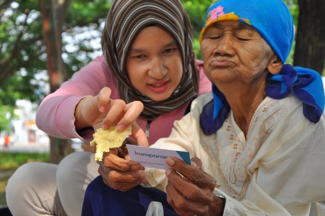 Nenek Saidah masih sanggup membaca tulisan kecil. (Foto: Kevin Kurnianto/kumparan)