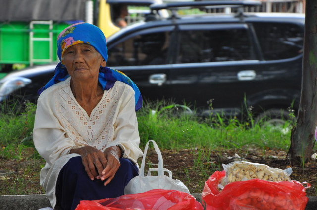 Nenek Saidah tak pernah menyerah terhadap kondisi (Foto: Kevin Kurnianto/kumparan)