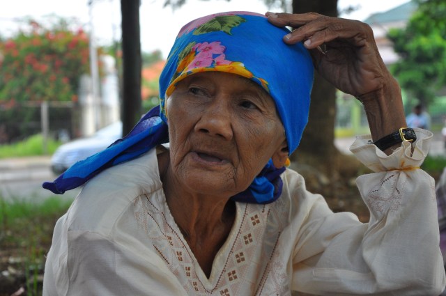 Nenek Saidah tengah berkisah. (Foto: Kevin Kurnianto/kumparan)