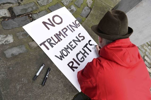 Spanduk penolakan terhadap Trump. (Foto: Clodagh Kilcoyne/Reuters)