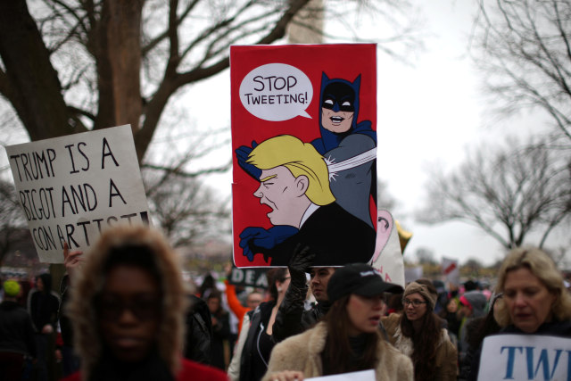 Ekspresi penolakan melalui spanduk. (Foto: Lucy Nicholson/Reuters)