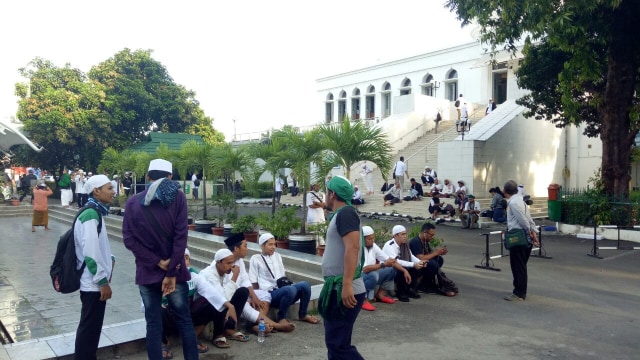 Massa berkumpul di halaman Masjid Al-Azhar (Foto: Aria Pradana/kumparan)