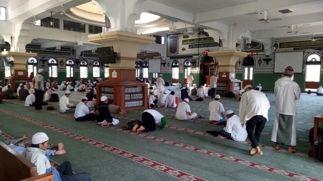 Suasana di dalam Masjid Al-Azhar  (Foto: Aria Pradana/kumparan)