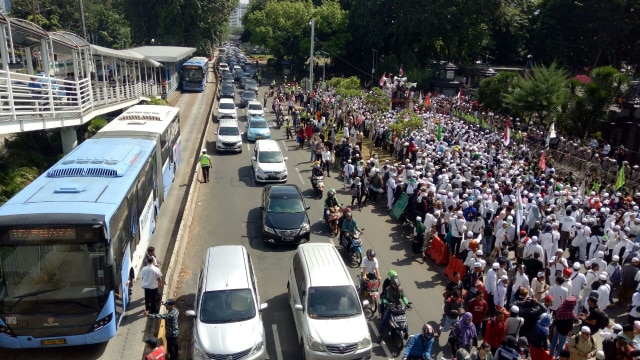 Massa FPI di depan Polda Metro Jaya (Foto: Aria Pradana/kumparan)