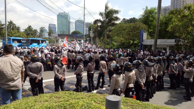 Barisan polisi berjaga di depan Polda Metro Jaya (Foto: Ainul Qalbi/kumparan)