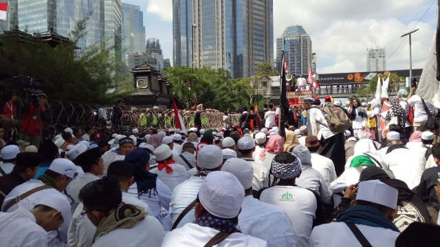 Massa FPI mengisi aksi demo dengan Yasinan (Foto: Anggi Dwiky/kumparan)