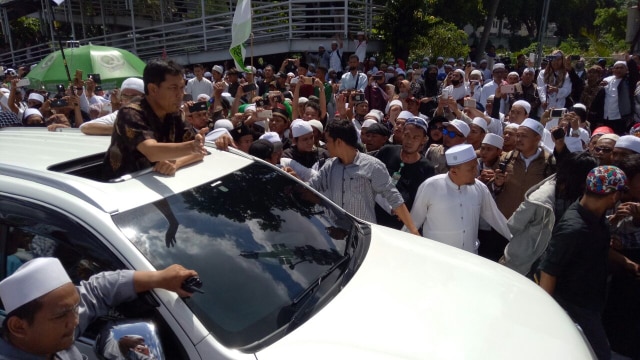 Mobil yang membawa Habib Rizieq ke Polda (Foto: Anggi Dwiky/kumparan)