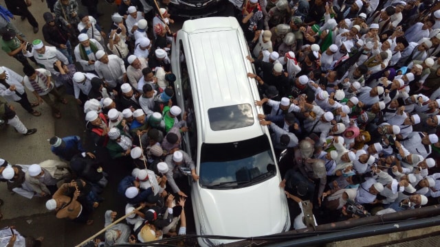 Habib Rizieq hadir di tengah kerumunan massa (Foto: Aria Pradana/kumparan)