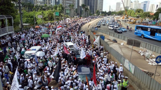 Massa demonstrasi 23/1 memenuhi jalan protokol (Foto: Aria Pradana/kumparan)