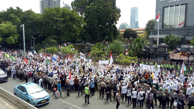 Massa demonstrasi di depan Polda Metrojaya (Foto: Aria Pradana/kumparan)