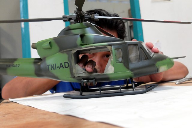 Miniatur helikopter TNI AD (Foto: Yulius Satria Wijaya/Antara)