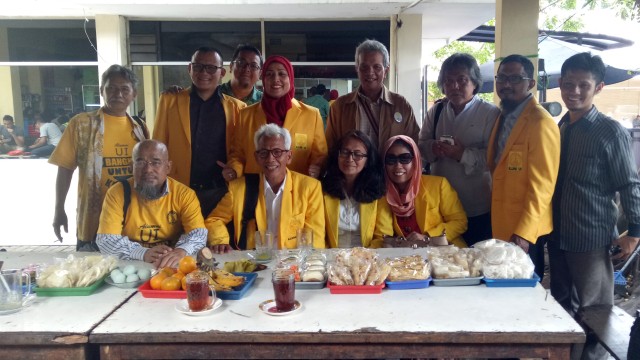 Ikatan alumni UI menjenguk Sri Bintang Pamungkas. (Foto: Akbar Ramadahn/kumparan)