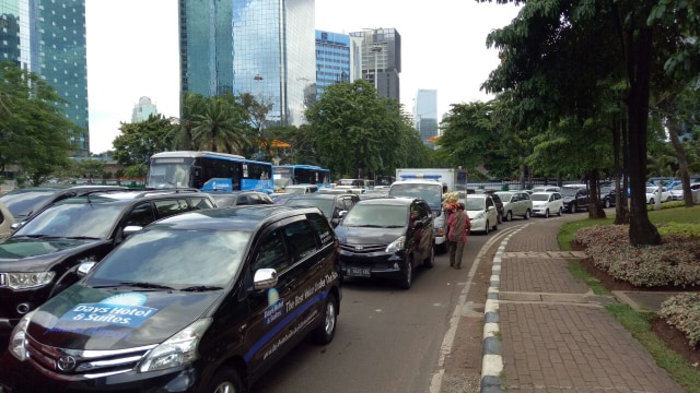 Kendaraan mengekor akibat demo di Polda Metro (Foto: Anggi Dwiky/kumparan)