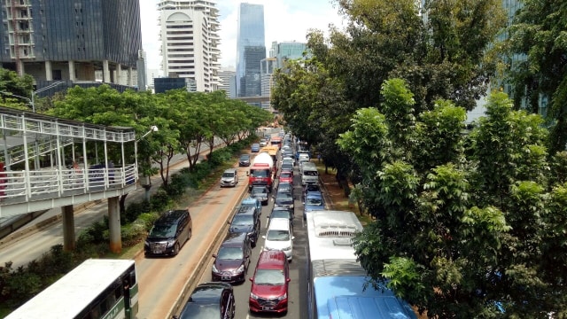 Jalan Sudirman macet parah menuju Polda. (Foto: Anggi Dwiky Dermawan/kumparan)