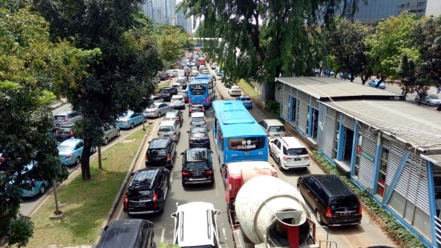 Kemacetan terjadi di sepanjang ruas Sudirman. (Foto: Anggi Dwiky Dermawan/kumparan)