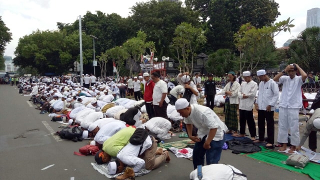 Massa melakukan salat zuhur berjamaah. (Foto: Aria Pradana/kumparan)