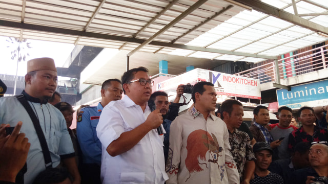 Fadli Zon memberikan sambutan kepada pedagang. (Foto: Viry Alifiyadi)