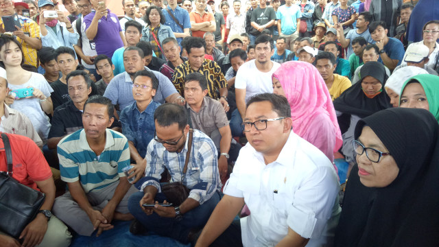 Fadli Zon berkumpul bersama koban Pasar Senen. (Foto: Viry Alifiyadi/kumparan)