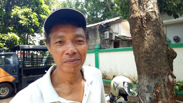 Bambang, mengurus surat di Kel Pasar Minggu (Foto: Wanda Nur/kumparan)