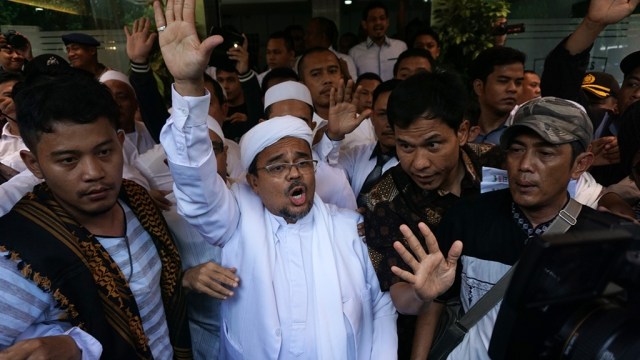 Rizieq Shihab mengacungkan tangan kanannya. (Foto: Aditia Noviansyah/kumparan)