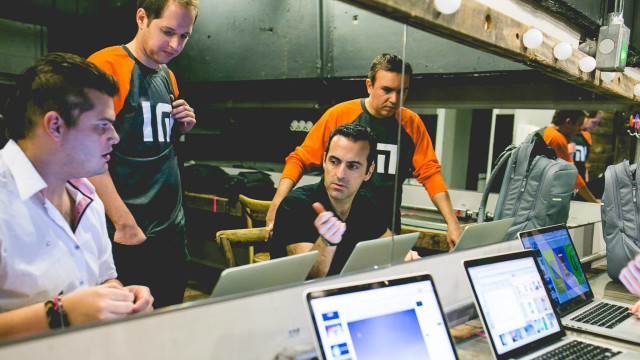 Hugo Barra dalam launching Redmi 2 di Brazil (Foto: Facebook/ Hugo Barra)