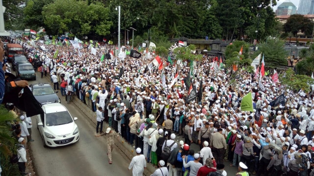 Massa mengerubungi mobil Rizieq Shihab Foto: Anggi Dwiky/kumparan