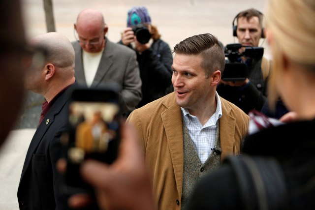 Richard Spencer mengenakan jas cokelat. (Foto: Spencer Selvidge/Reuters)