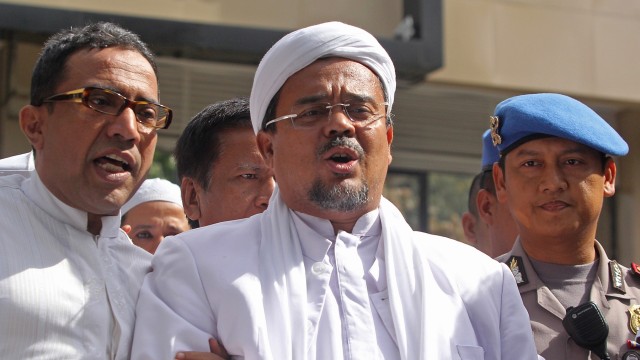 Habib Rizieq Shihab usai diperiksa di Polda Metro (Foto: Adeng Bustomi/Antara)