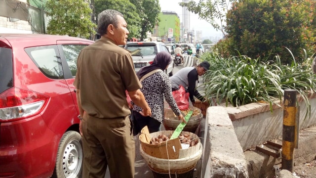 PKL menghambat lalu lintas sekitar. (Foto: Amanaturrosyidah Ochi/kumparan)