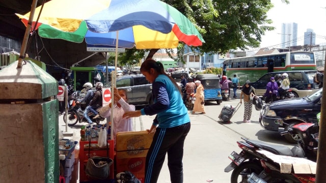 Penjual minuman di sekitar Tanah Abang. (Foto: Amanaturrosyidah Ochi/kumparan)