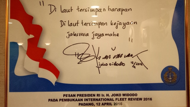 Tulisan Jokowi di dinding KRI Iskandar Muda. (Foto: Anggi Kusumadewi/kumparan)