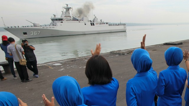 KRI Iskandar Muda tengah berlayar. (Foto: ANTARA FOTO/Didik Suhartono)