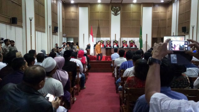 Ahok memasuki ruang sidang (Foto: Marcia Audita/kumparan)