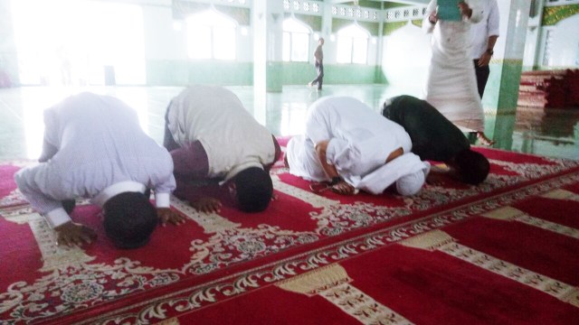 Nurul Fahmi sedang bersujud. (Foto: Ainul Qalbi/kumparan)