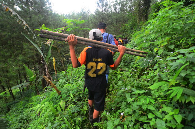 Membuka jalur air untuk sawah (Foto: Adeng Bustomi/Antara)