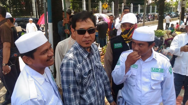 Munarman hadir di tengah massa kontra Ahok. (Foto: Aprilandika Pratama/kumparan)