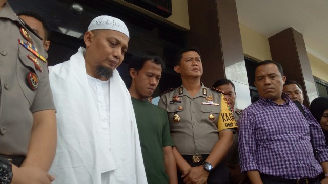 Penangguhan Nurul Fahmi oleh Arifin Ilham. (Foto: Ainul Qalbi/kumparan)