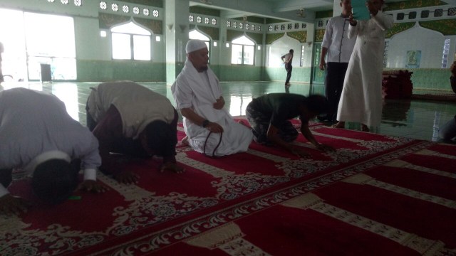 Nurul Fahmi & Arifin Ilham melakukan sujud syukur. (Foto: Ainul Qalbi/kumparan)